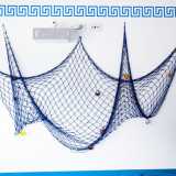 Sulle pareti interne attira la nostra attenzione una rete blu con delle conchiglie